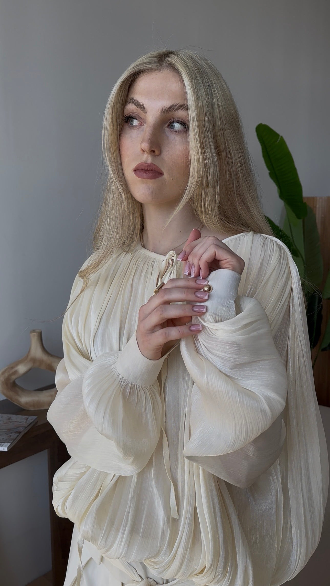 Koszula damska połyskująca z wiązaniem Glossy beżowa