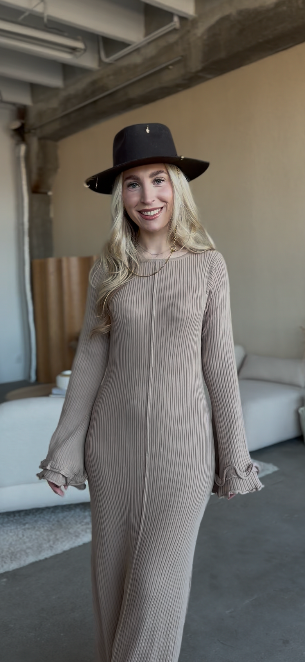 Dopasowana prążkowana sukienka damska Livia czekoladowa