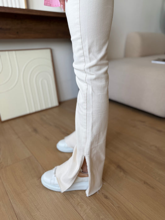 Spodnie damskie z rozcięciem przy nogawce Slash Line beżowe