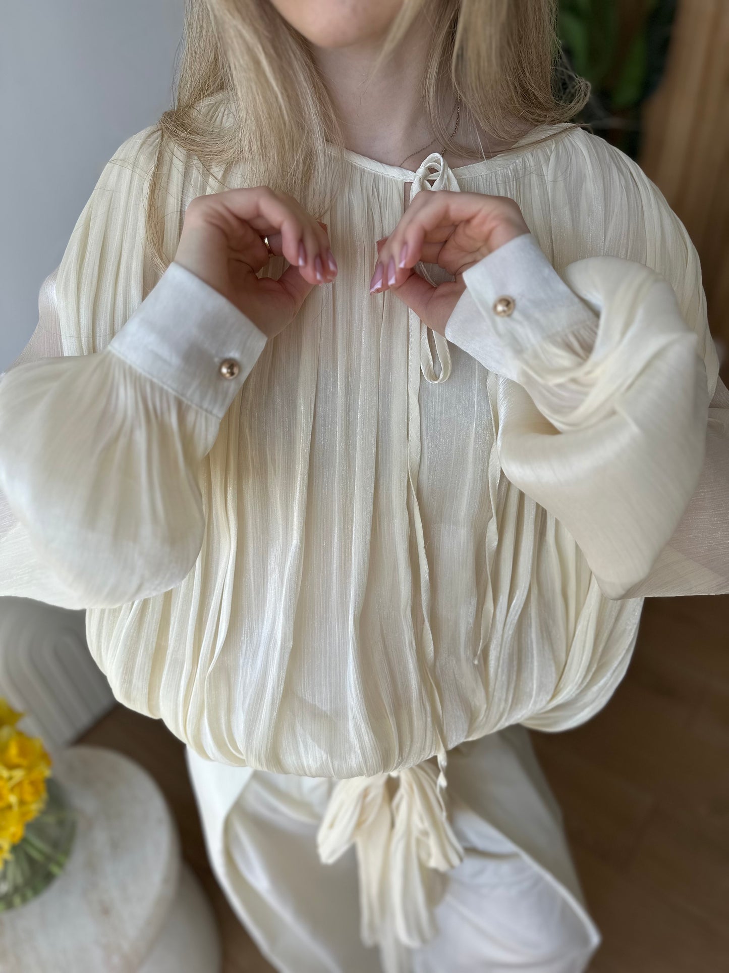 Koszula damska połyskująca z wiązaniem Glossy beżowa