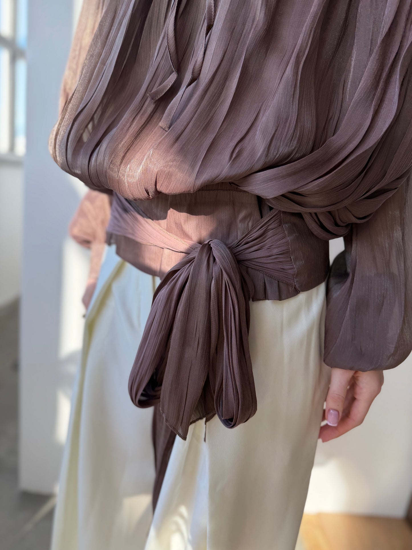 Koszula damska połyskująca z wiązaniem Glossy brązowa