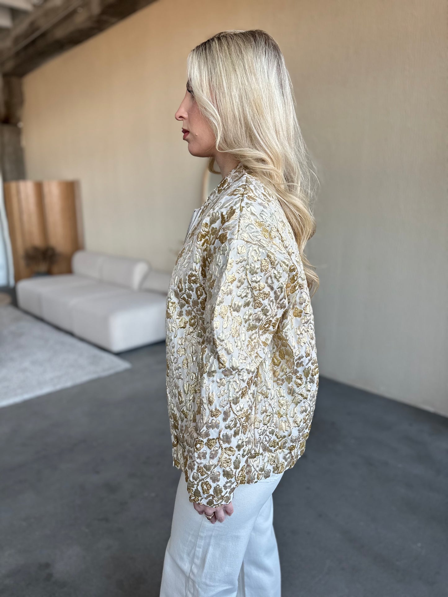 Kurtka damska w kwiaty Glow Bomber złota