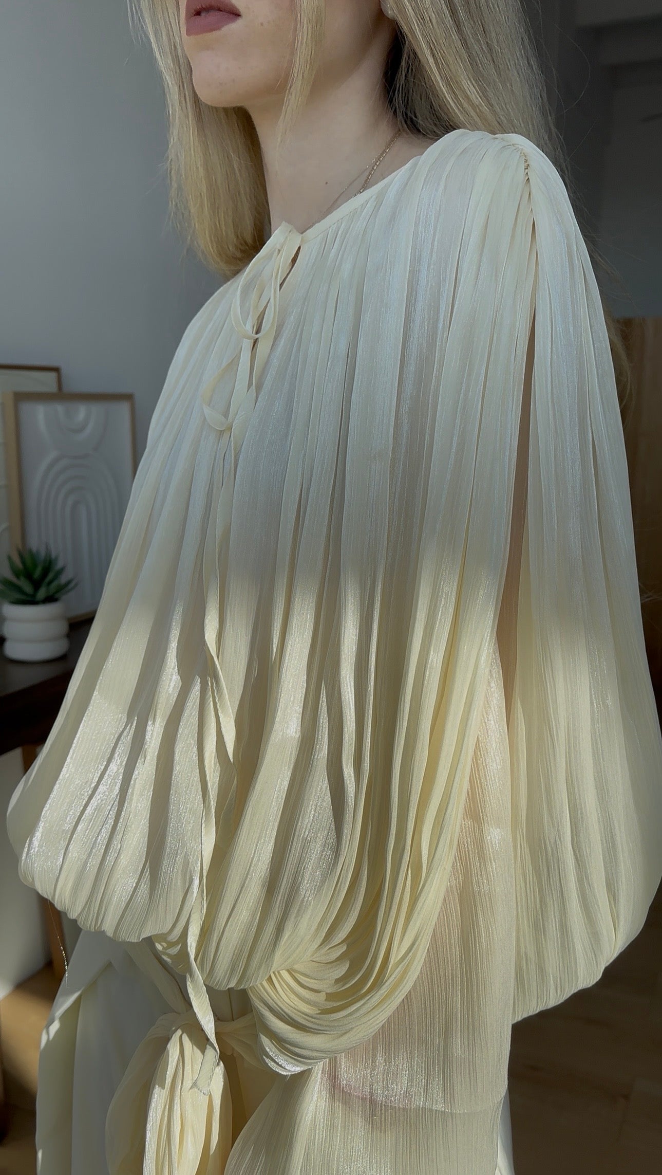 Koszula damska połyskująca z wiązaniem Glossy beżowa