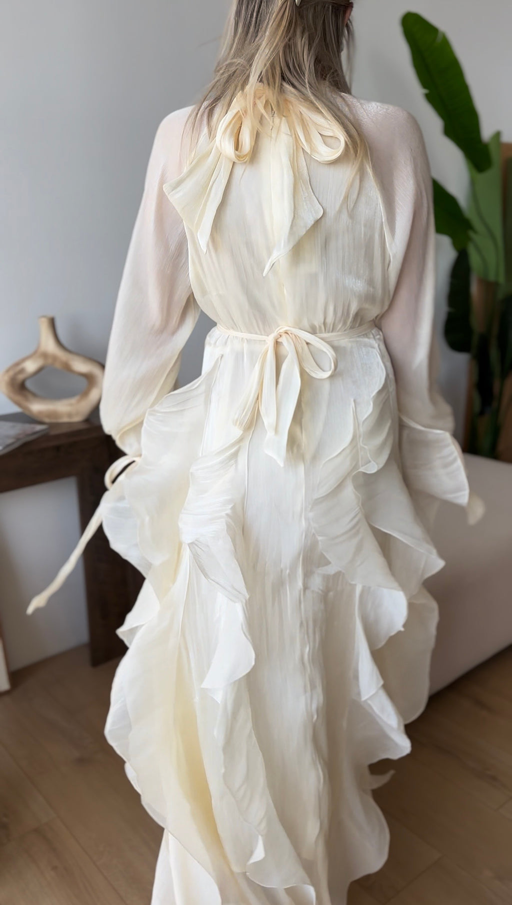 Sukienka damska Flow Elegance z falbanami maxi beżowa