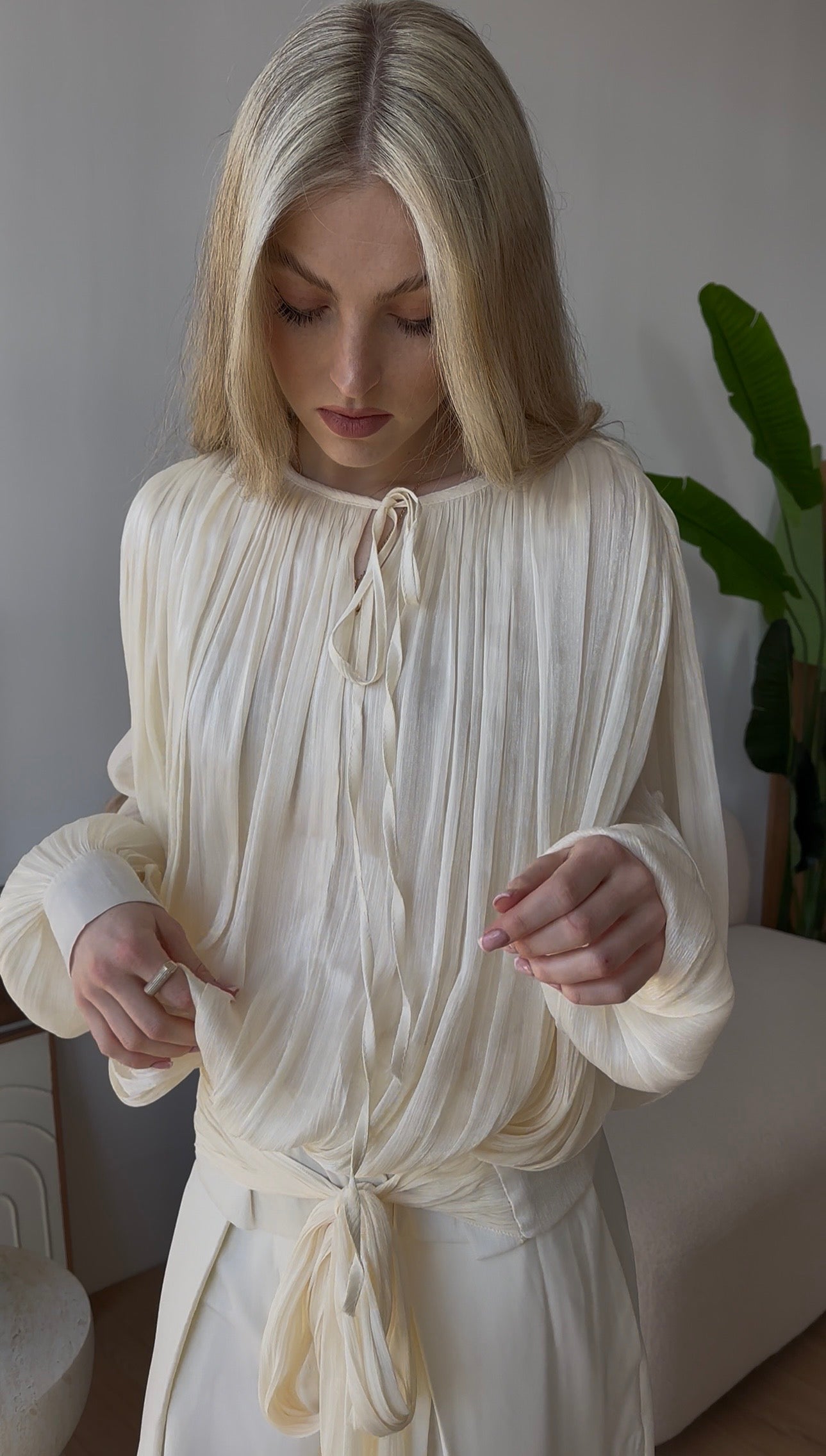 Koszula damska połyskująca z wiązaniem Glossy beżowa