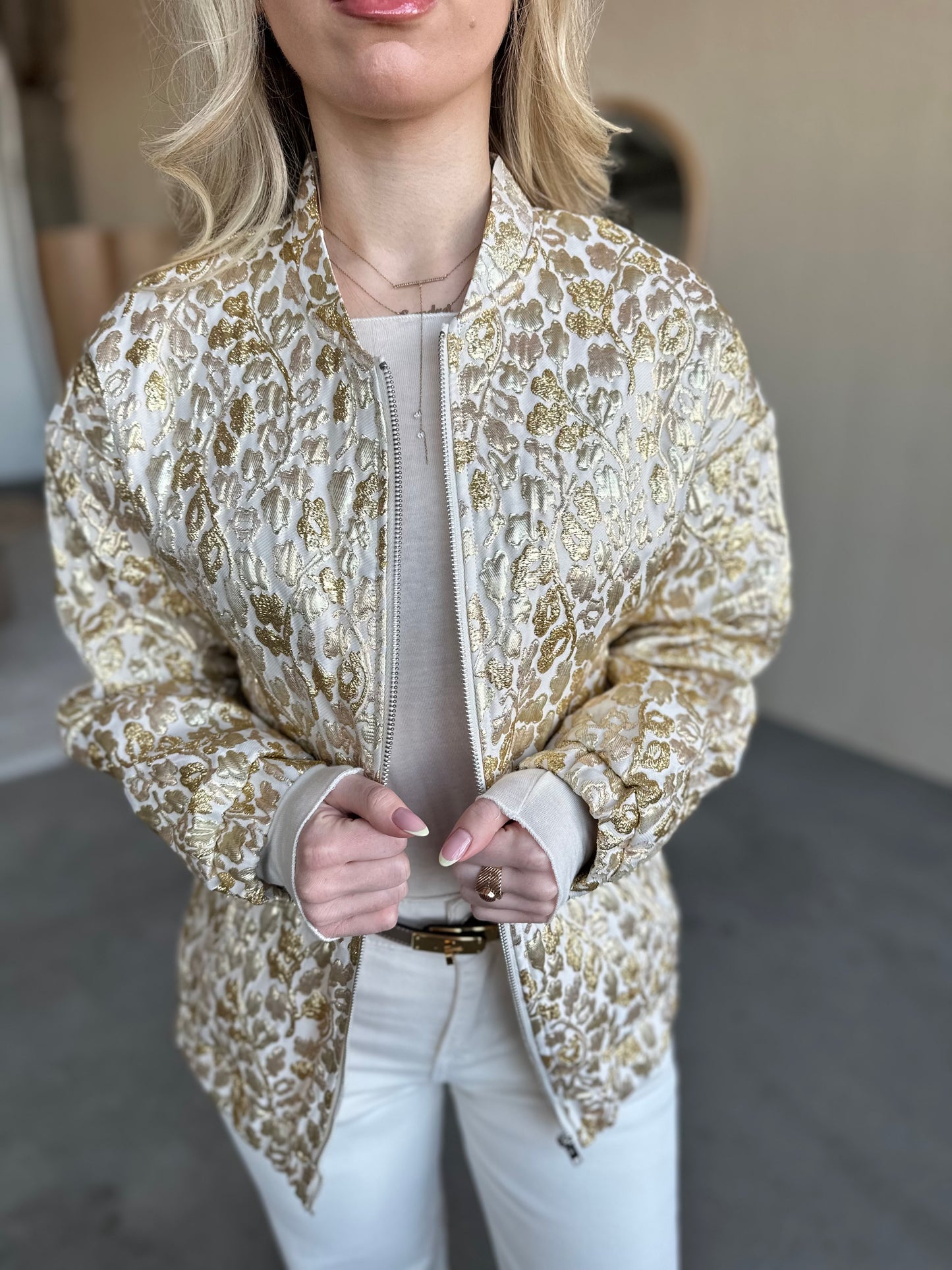 Kurtka damska w kwiaty Glow Bomber złota
