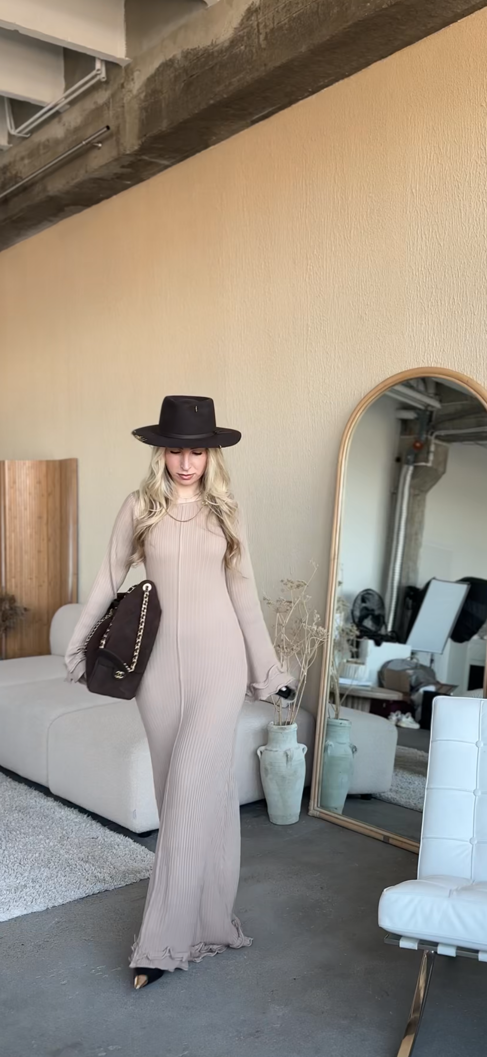 Dopasowana prążkowana sukienka damska Livia czekoladowa