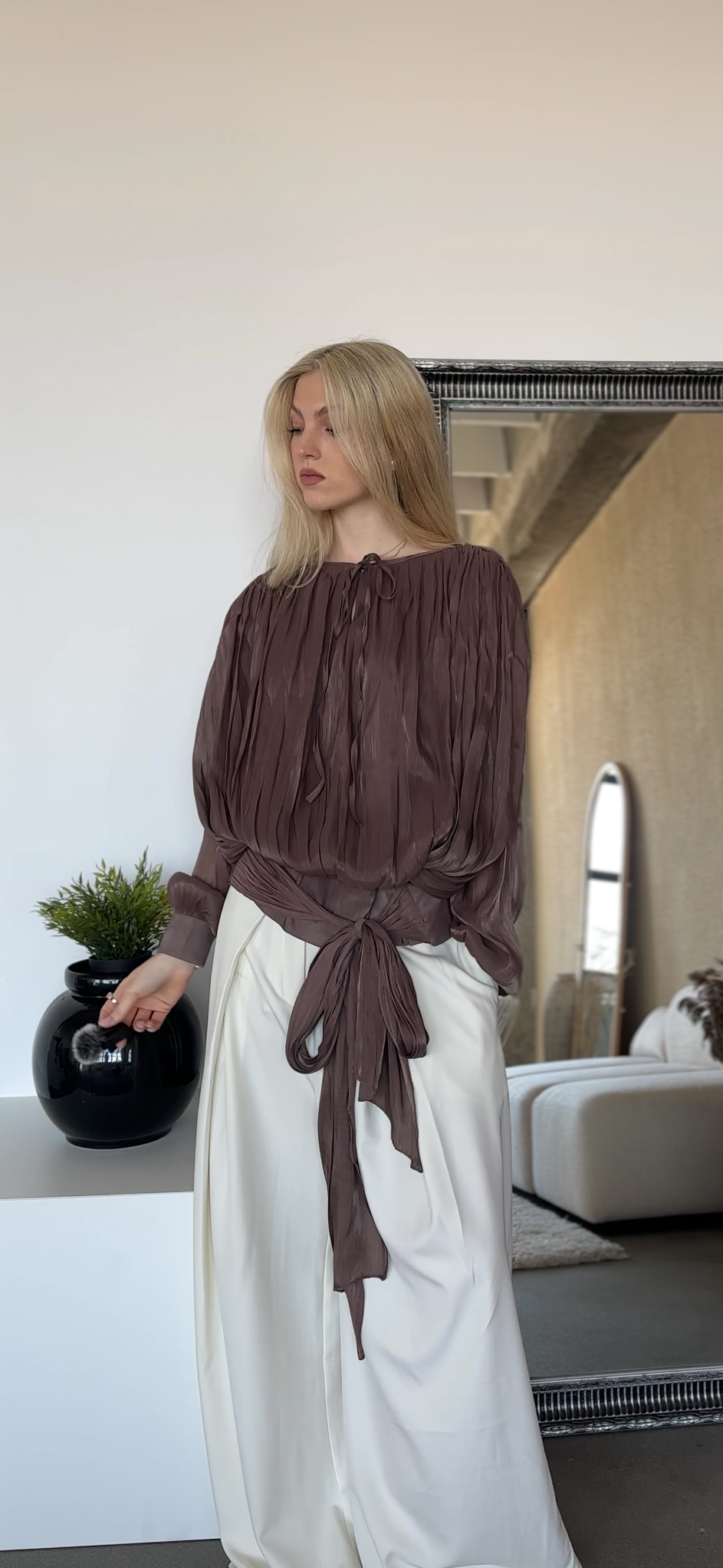 Koszula damska połyskująca z wiązaniem Glossy brązowa