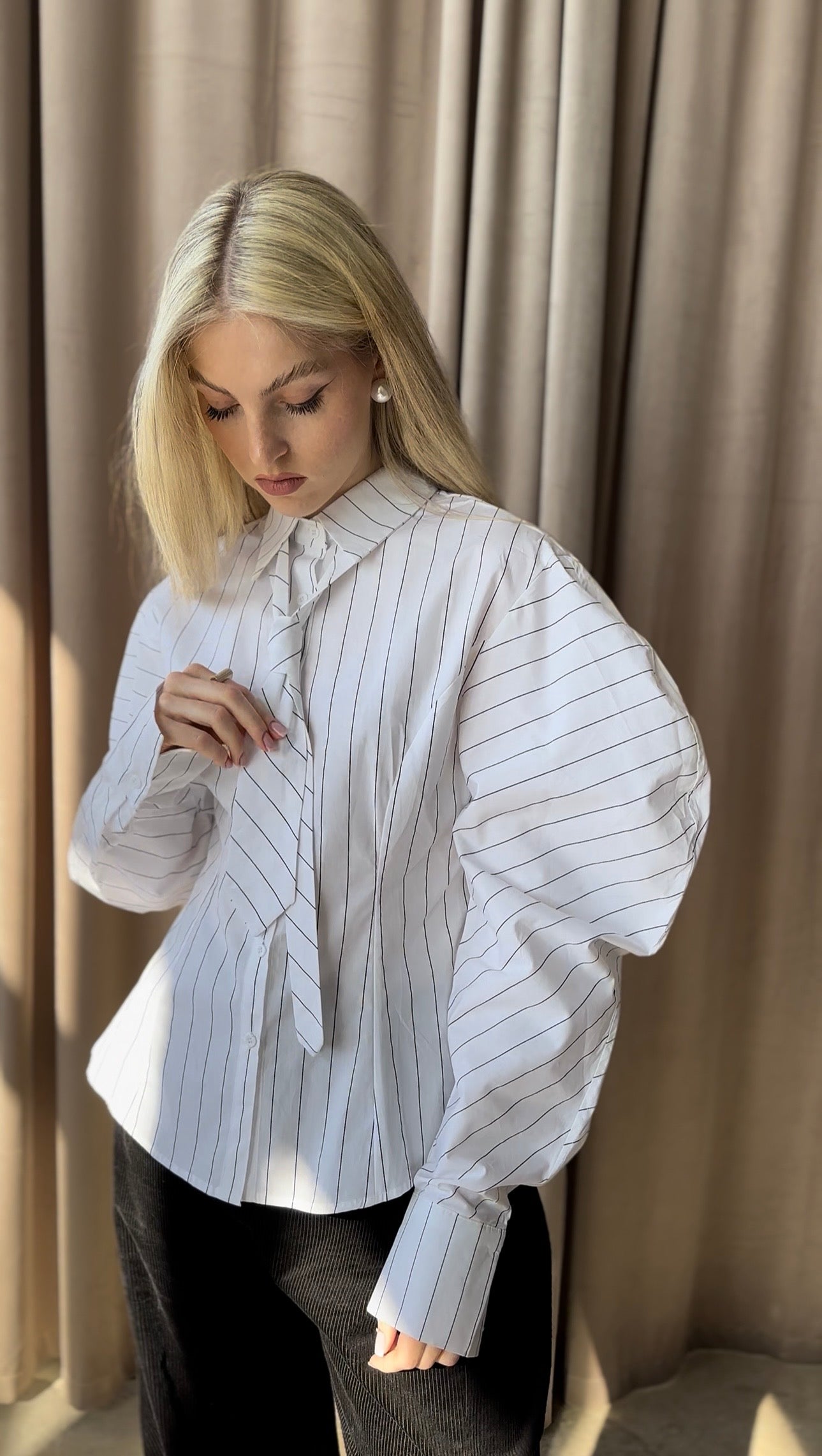 Koszula damska strukturalna z rzeźbionymi rękawami Elite Tie biała