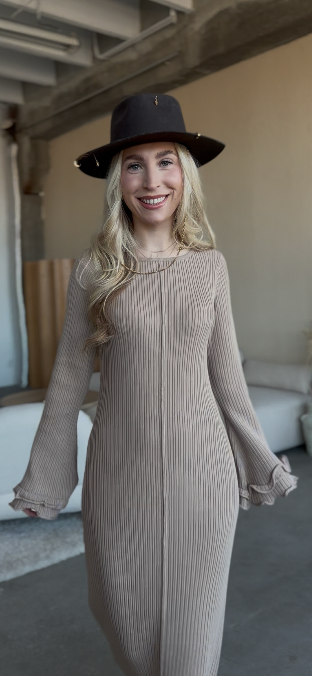 Dopasowana prążkowana sukienka damska Livia czekoladowa