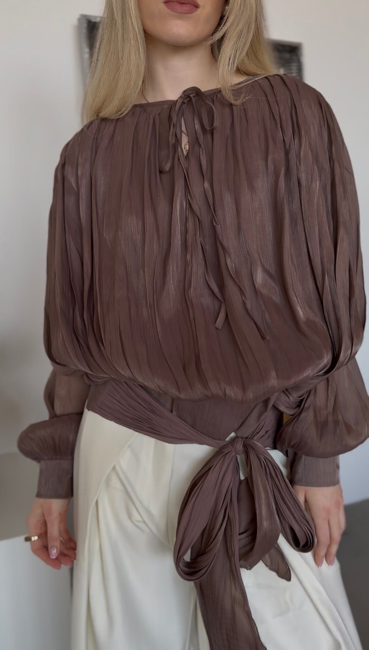 Koszula damska połyskująca z wiązaniem Glossy brązowa