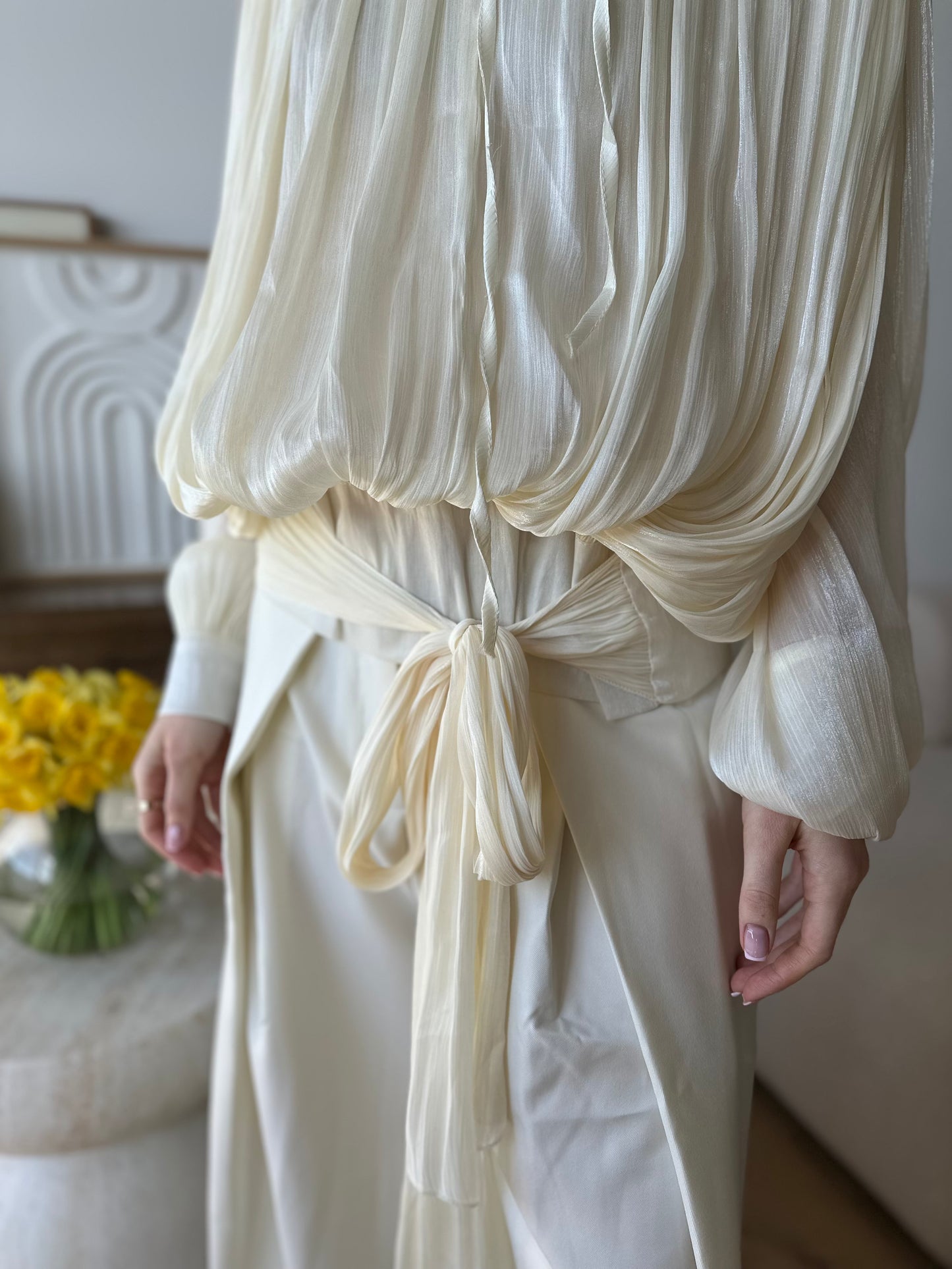 Koszula damska połyskująca z wiązaniem Glossy beżowa