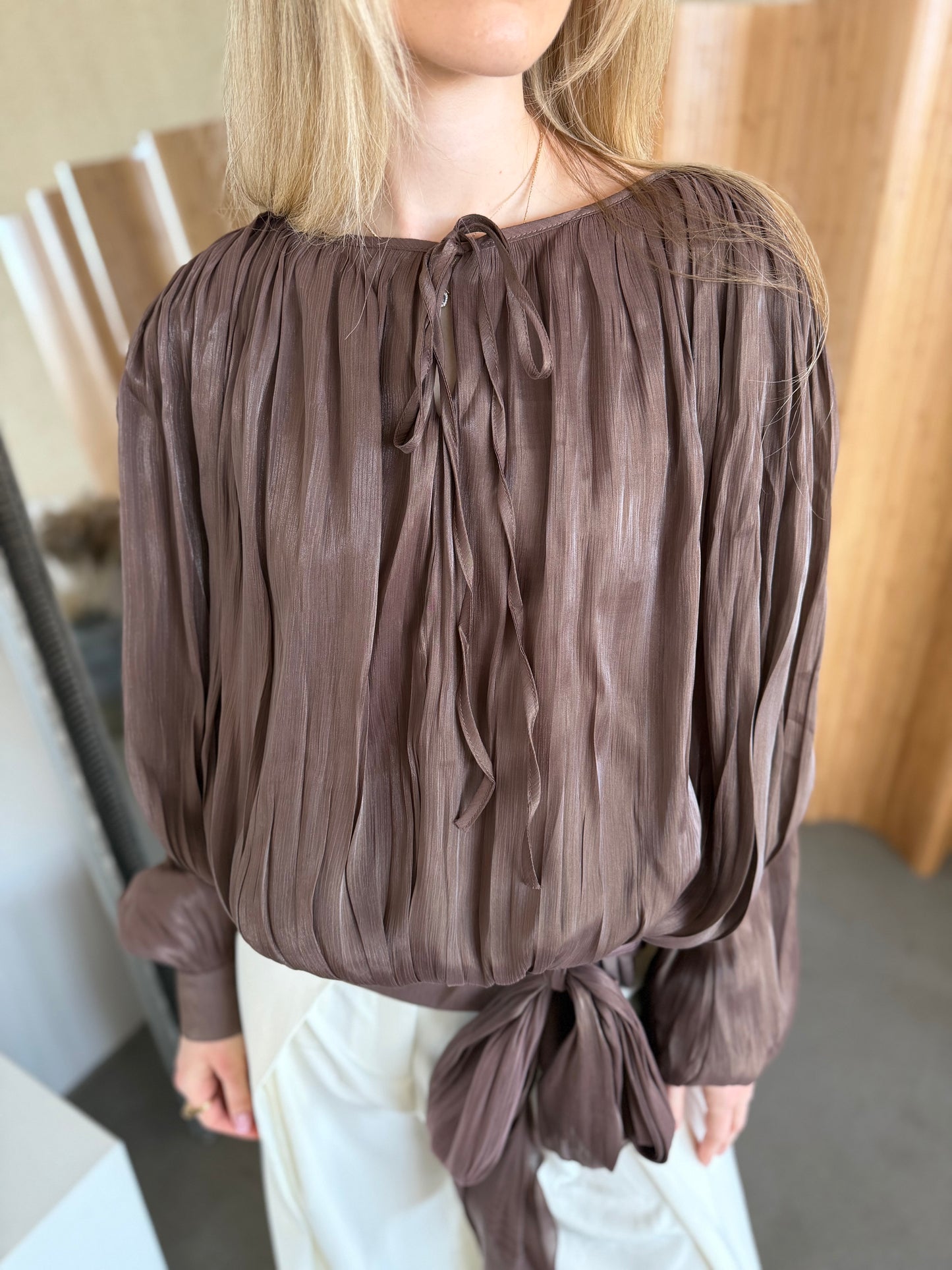 Koszula damska połyskująca z wiązaniem Glossy brązowa