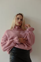 Sweter damski z falbankami Cozy różowy