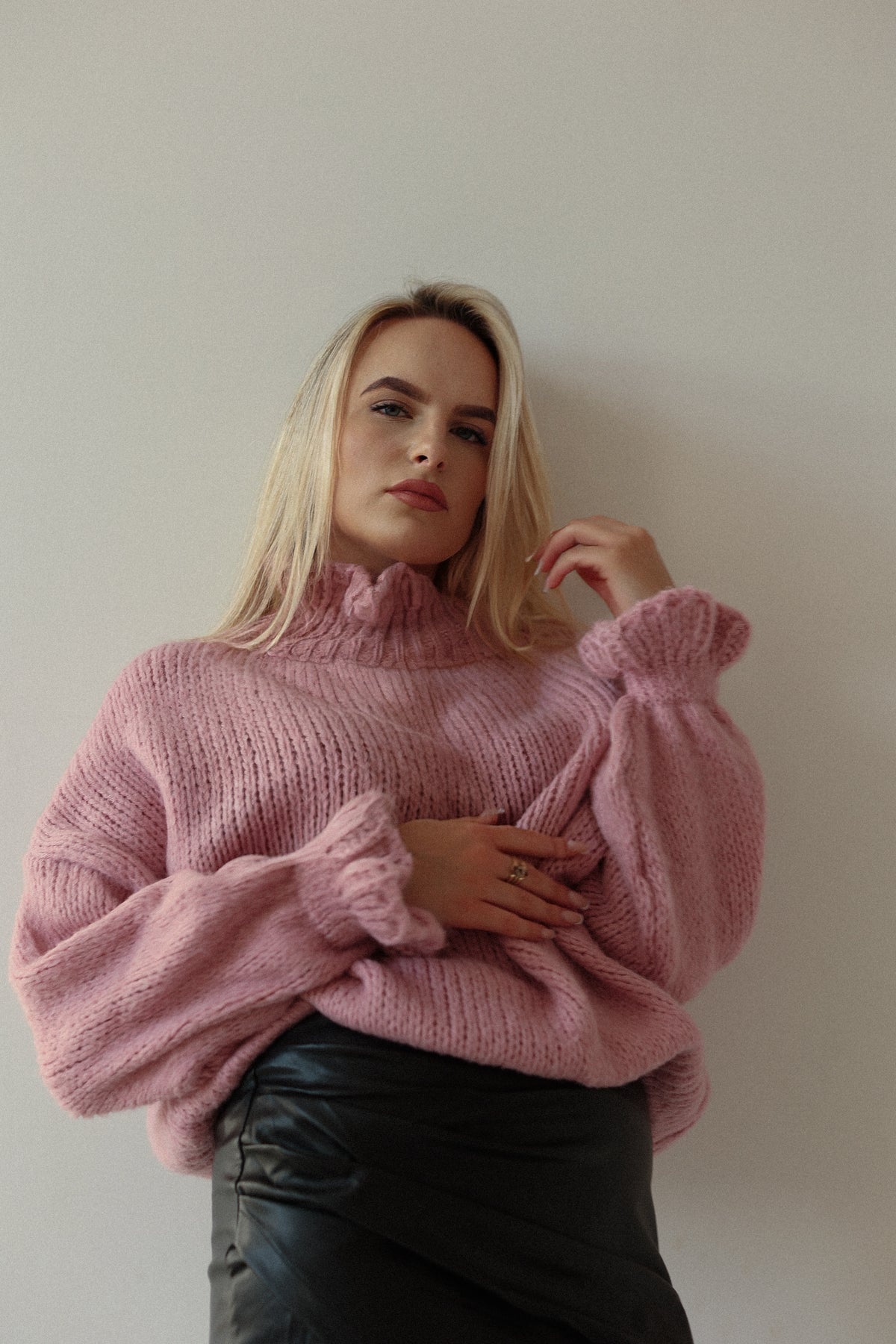 Sweter damski z falbankami Cozy różowy