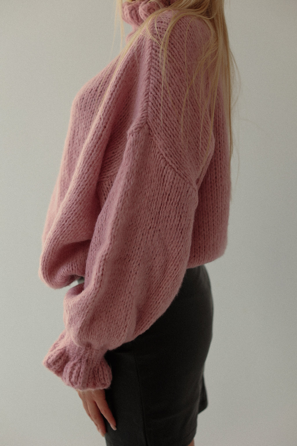 Sweter damski z falbankami Cozy różowy