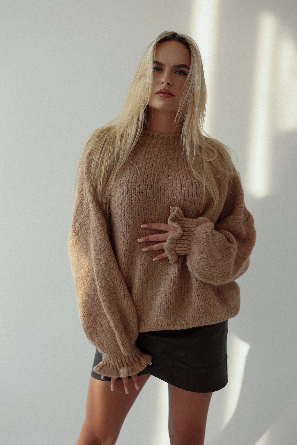 Sweter damski z falbanami Puffy brązowy