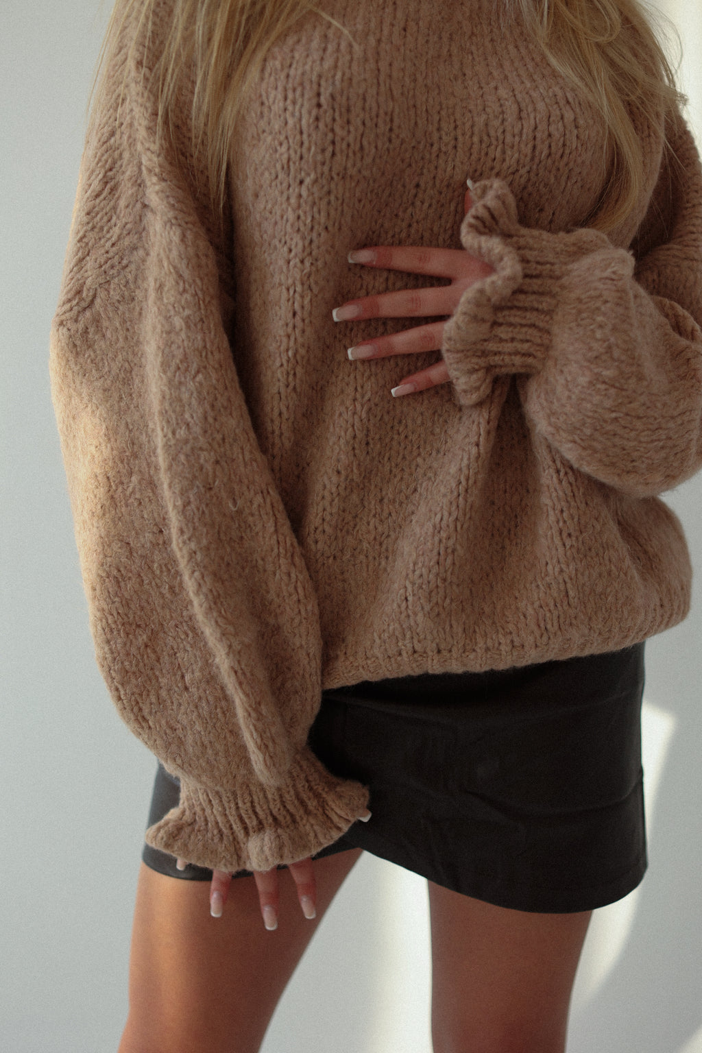 Sweter damski z falbanami Puffy brązowy