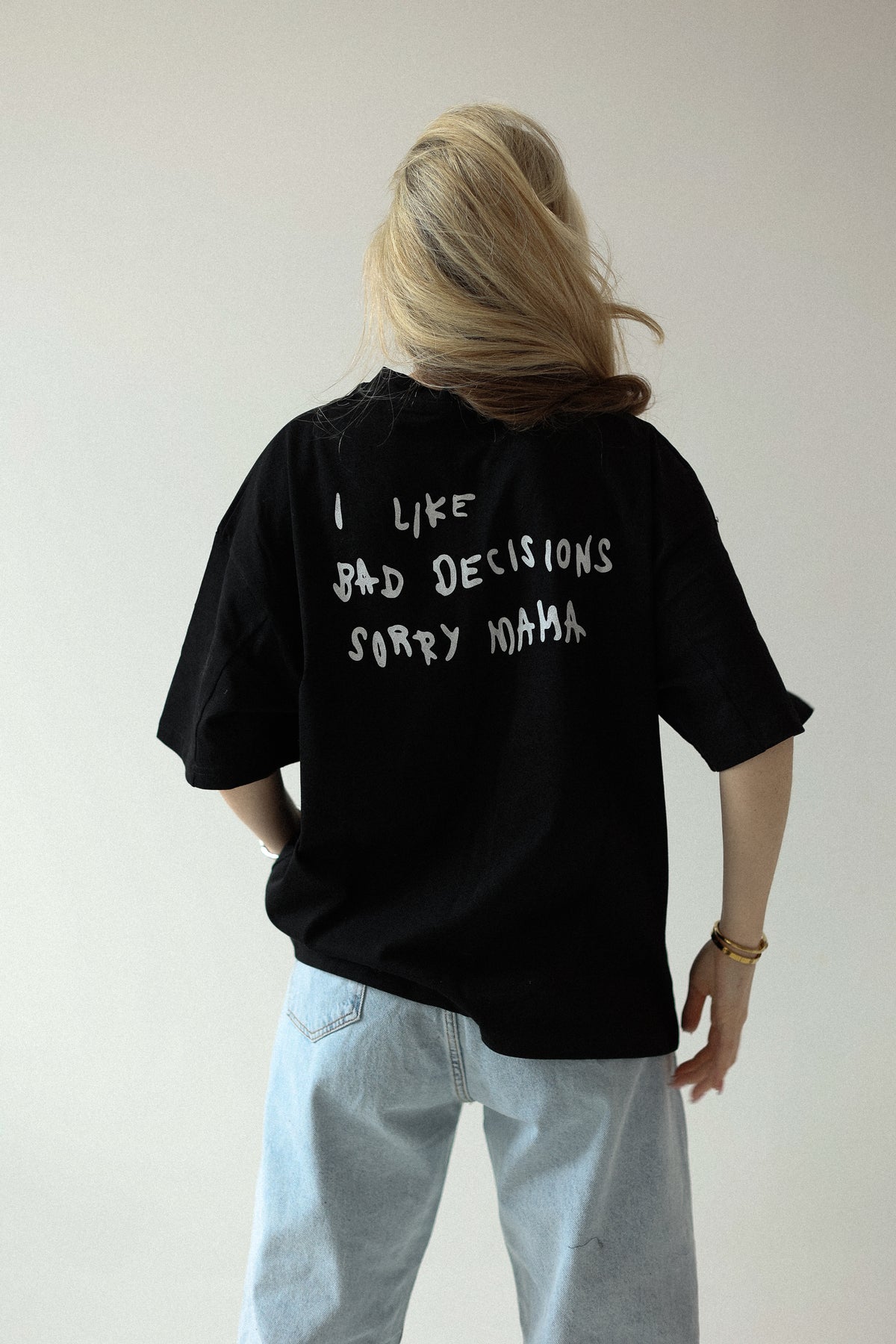 Koszulka damska z napisem na plecach Bad Decisions czarna